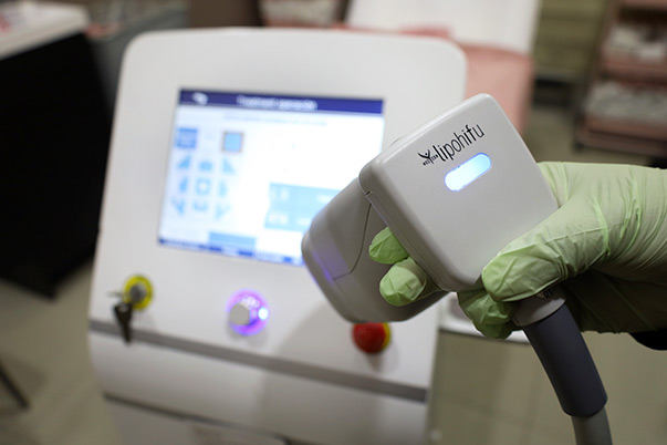 Close-up of Lipohifu handpiece and screen for non-invasive fat reduction and body slimming at VIVE Medical Spa Tijuana